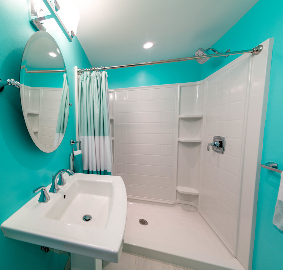 Cette photo montre une petite salle de bain moderne avec WC à poser, un mur bleu, un sol en carrelage de céramique et un lavabo de ferme.