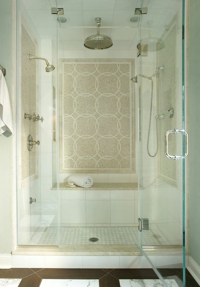 Diseño de cuarto de baño principal clásico renovado de tamaño medio con ducha empotrada