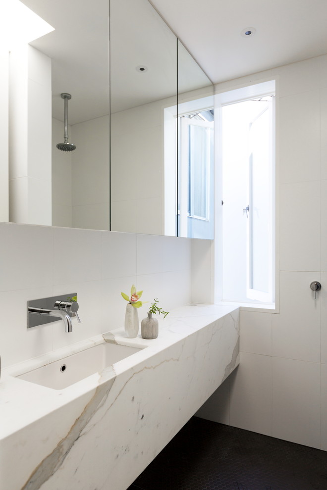 シドニーにある広いコンテンポラリースタイルのおしゃれなマスターバスルーム (アンダーカウンター洗面器、大理石の洗面台、オープン型シャワー、白いタイル、セラミックタイル、セラミックタイルの床、オープンシャワー) の写真
