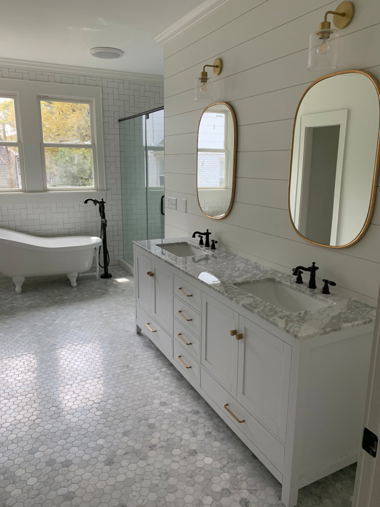 Idéer för vintage grått badrum, med vita skåp, ett badkar med tassar, en dusch i en alkov, vit kakel, tunnelbanekakel, vita väggar, ett undermonterad handfat, grått golv och dusch med gångjärnsdörr