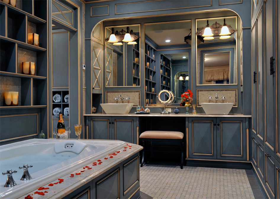 Idee per una grande stanza da bagno padronale chic con lavabo a bacinella, ante blu, vasca idromassaggio e pavimento con piastrelle in ceramica