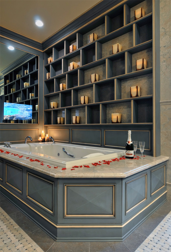 Идея дизайна: ванная комната в классическом стиле с фасадами с выступающей филенкой, серыми фасадами и накладной ванной