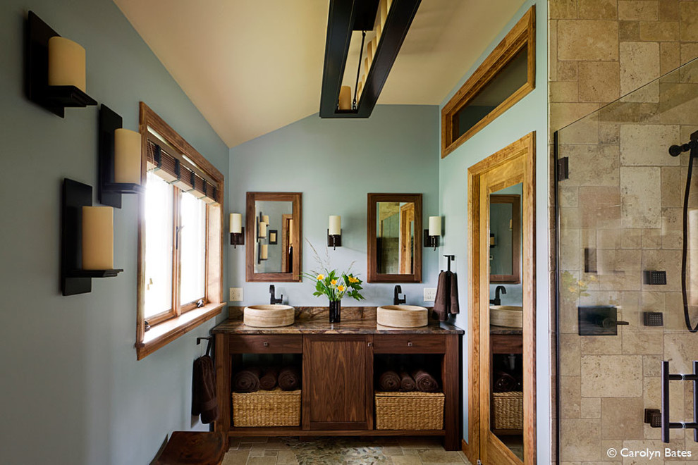 Réalisation d'une salle de bain principale tradition en bois brun de taille moyenne avec un placard à porte shaker, un plan de toilette en granite, un carrelage multicolore et des carreaux de céramique.