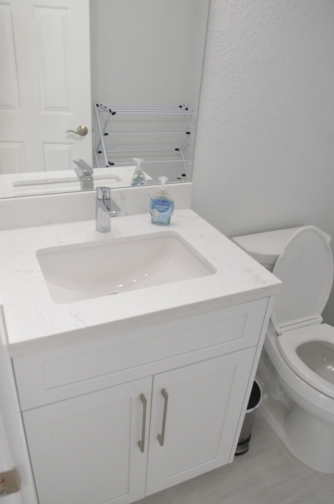 Inspiration för små moderna vitt badrum med dusch, med skåp i shakerstil, vita skåp, vita väggar, ett undermonterad handfat och marmorbänkskiva