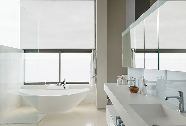 Inspiration pour une grande salle de bain principale minimaliste avec un placard sans porte, une baignoire indépendante, un mur beige et un lavabo intégré.
