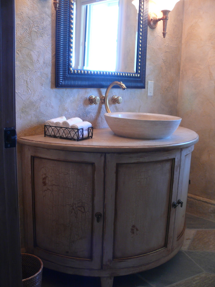 Esempio di una piccola stanza da bagno con doccia mediterranea con lavabo a bacinella, consolle stile comò e ante con finitura invecchiata