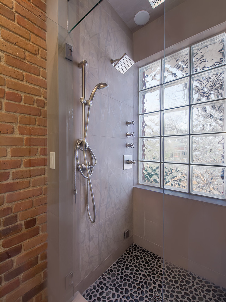 デンバーにあるコンテンポラリースタイルのおしゃれな浴室 (アルコーブ型シャワー) の写真