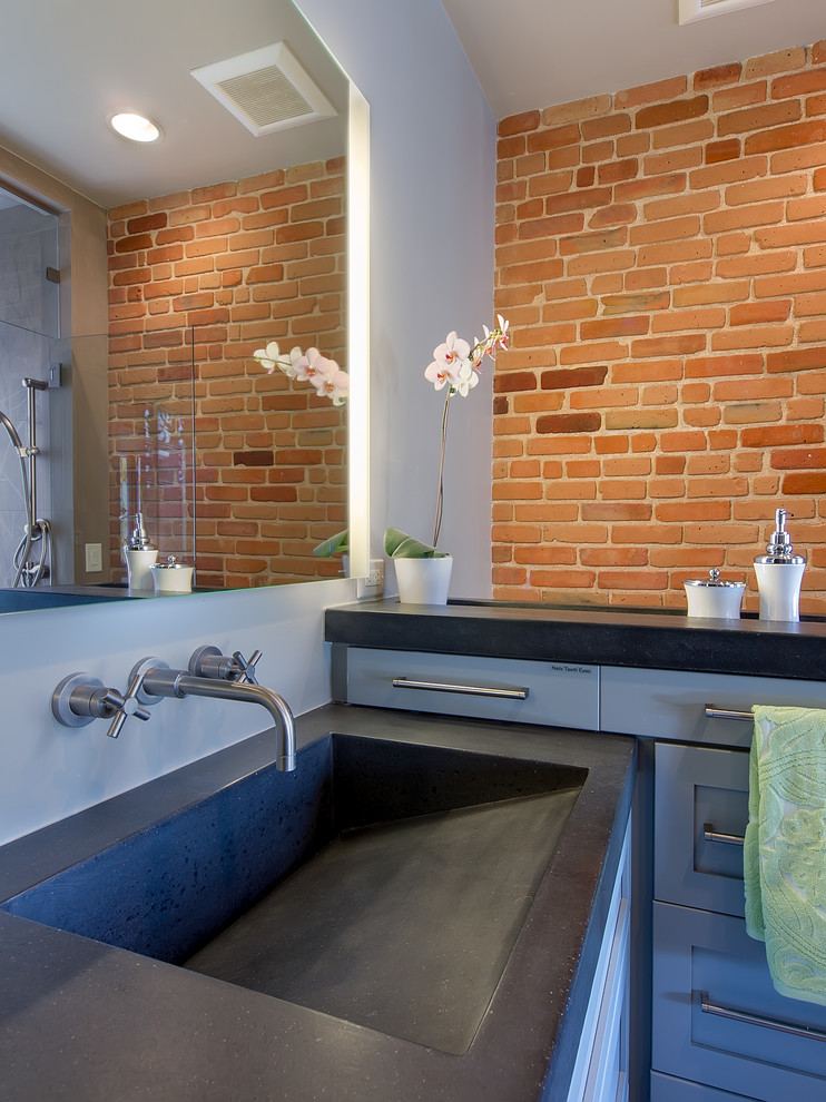 Свежая идея для дизайна: ванная комната в современном стиле с фасадами в стиле шейкер - отличное фото интерьера