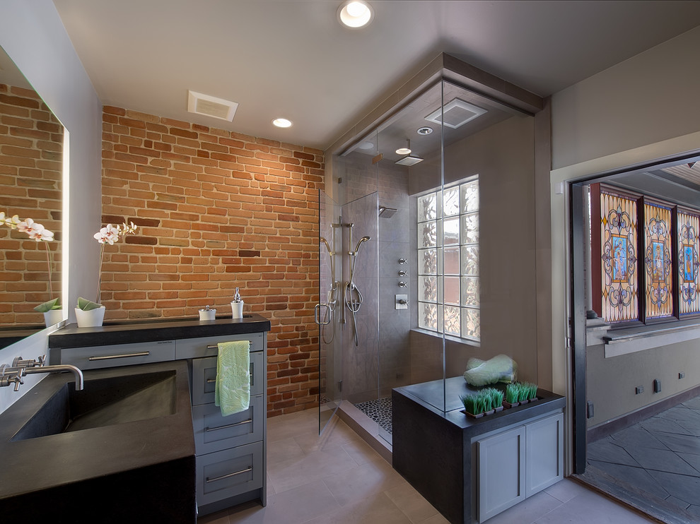 На фото: ванная комната в современном стиле с монолитной раковиной, фасадами в стиле шейкер, серыми фасадами, душем в нише и бежевой плиткой с