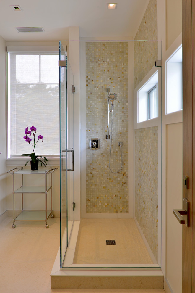 Idéer för stora funkis badrum med dusch, med släta luckor, vita skåp, marmorbänkskiva, flerfärgad kakel, mosaik, en hörndusch, en toalettstol med hel cisternkåpa, ett piedestal handfat, beige väggar och klinkergolv i porslin