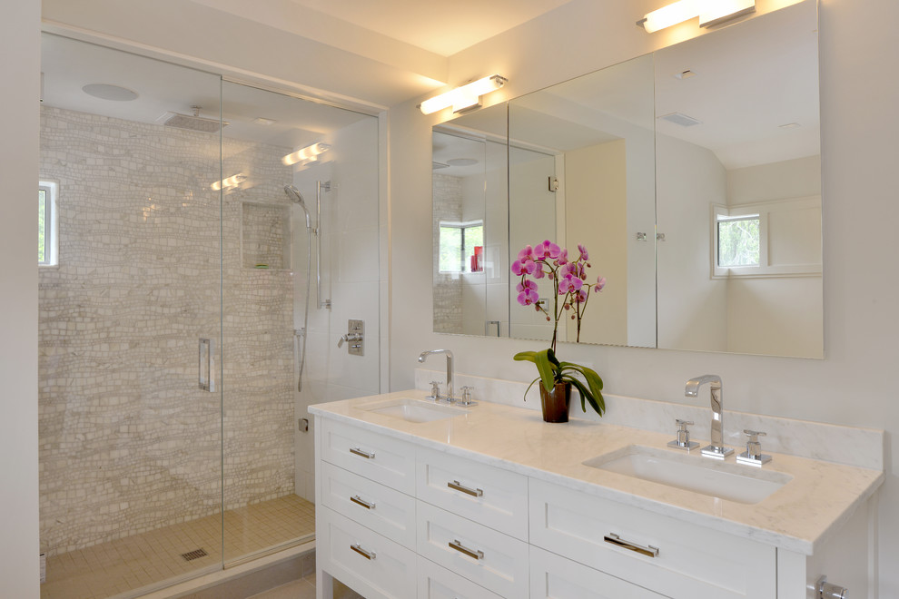 Exemple d'une très grande salle de bain principale tendance avec un plan de toilette en marbre, un carrelage multicolore, mosaïque, une baignoire encastrée, une douche d'angle, WC à poser, un lavabo encastré, un mur beige, un sol en carrelage de porcelaine, des portes de placard blanches et un placard à porte shaker.