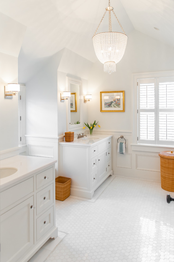 Diseño de cuarto de baño principal costero grande con armarios con paneles empotrados, puertas de armario blancas, paredes blancas, lavabo bajoencimera y suelo blanco
