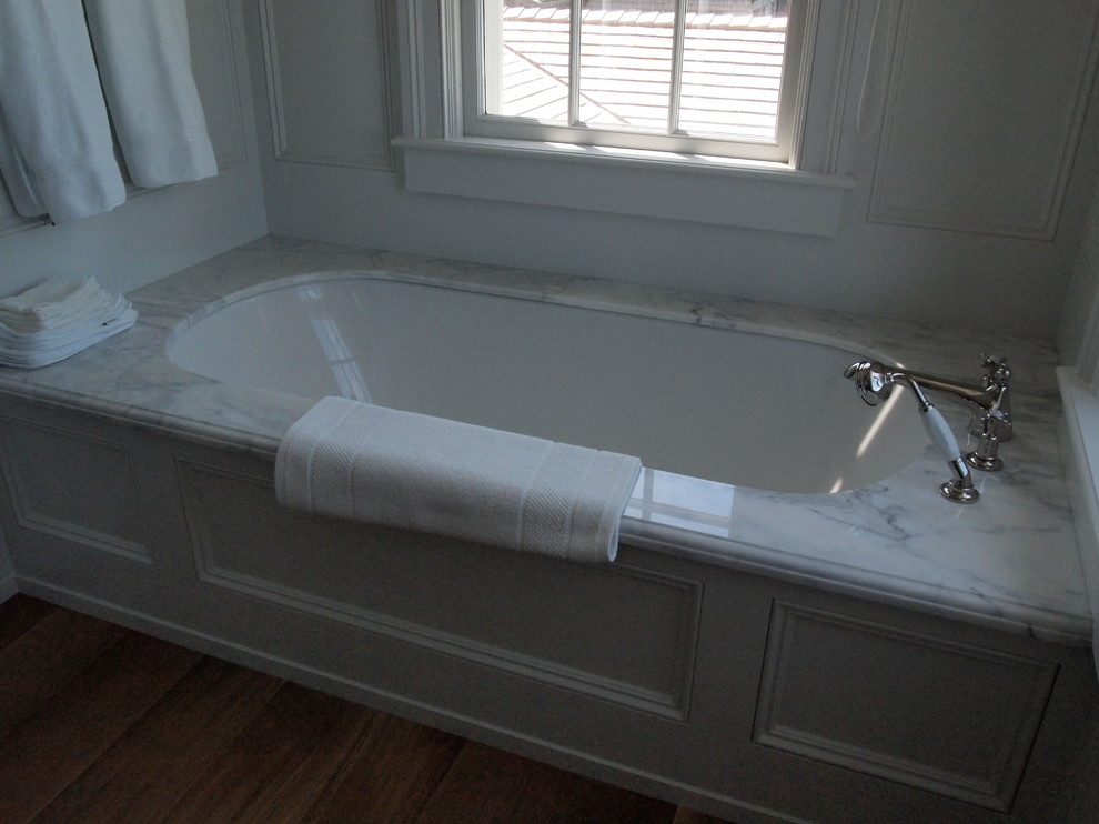 Klassisches Badezimmer mit Unterbauwanne, braunem Holzboden und braunem Boden in Boston