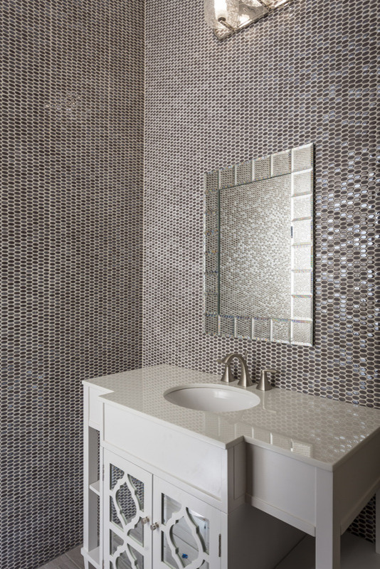 Стильный дизайн: главная ванная комната в современном стиле с накладной раковиной, угловой ванной, унитазом-моноблоком, бежевой плиткой, зеркальной плиткой, разноцветными стенами и мраморным полом - последний тренд