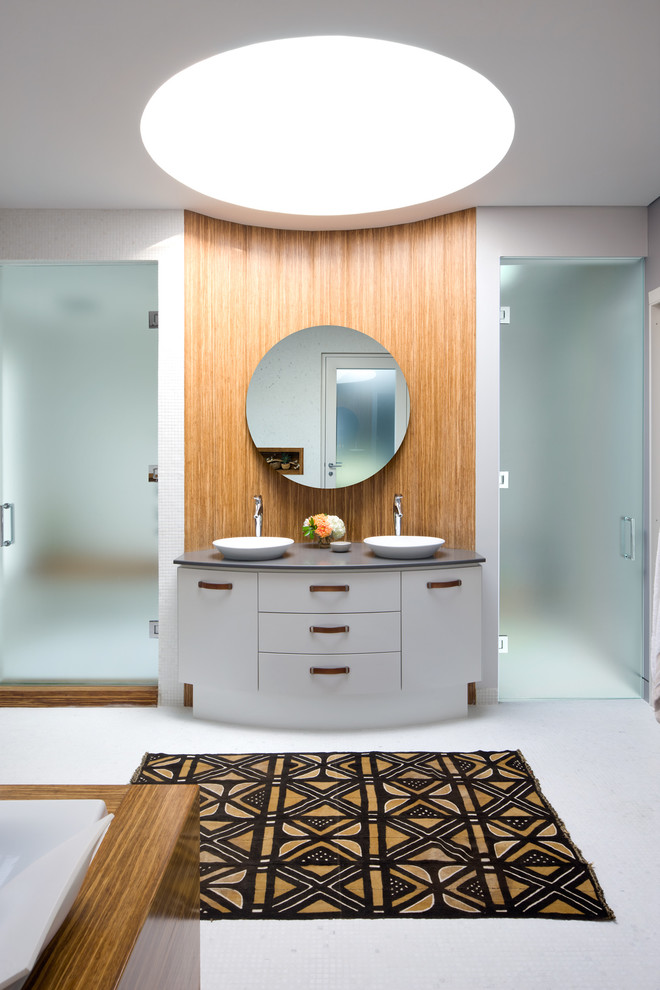 Inspiration för ett funkis en-suite badrum, med ett platsbyggt badkar, släta luckor, vita skåp, en dusch i en alkov, vita väggar, ett fristående handfat, vitt golv och dusch med gångjärnsdörr