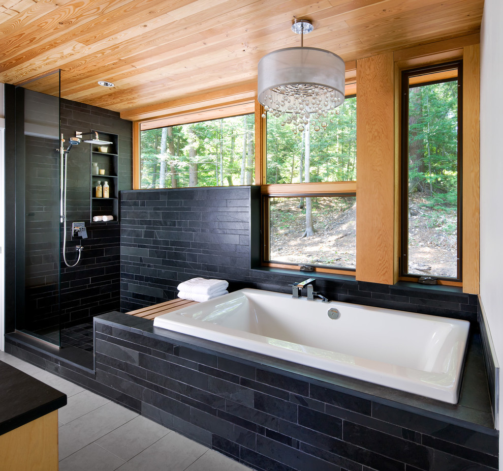 Свежая идея для дизайна: главная ванная комната в современном стиле с накладной ванной, открытым душем, черной плиткой, плиткой из сланца, черными стенами, бежевым полом и открытым душем - отличное фото интерьера