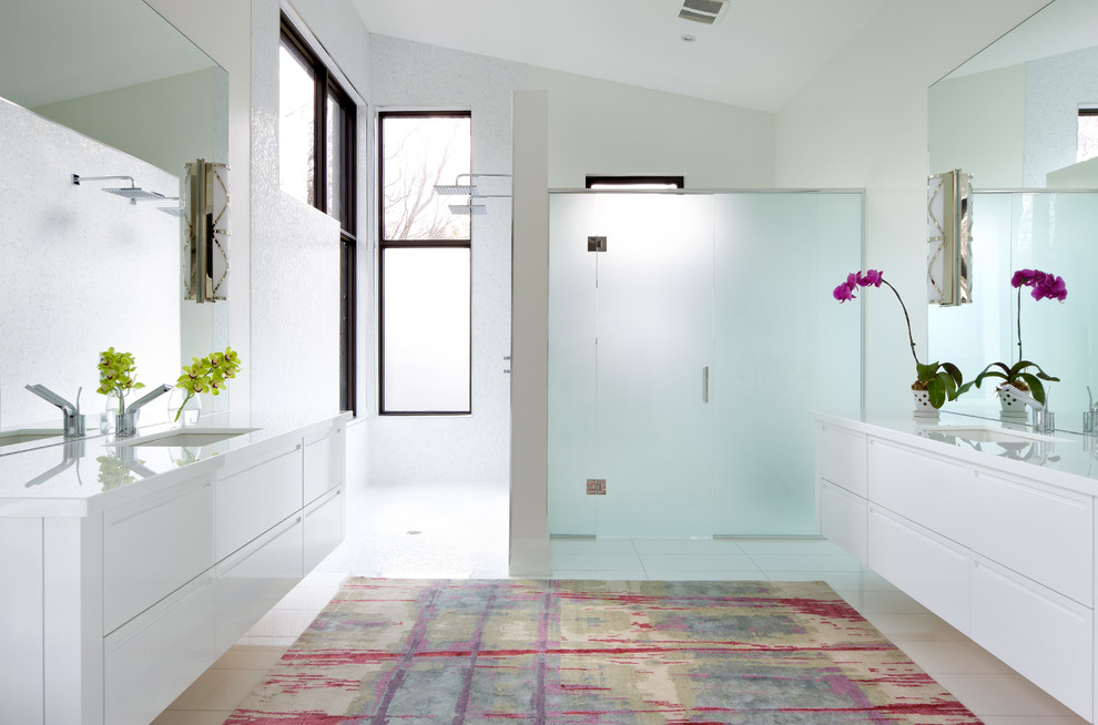 Exempel på ett modernt en-suite badrum, med släta luckor, vita skåp, vita väggar, ett undermonterad handfat, en dubbeldusch och dusch med gångjärnsdörr