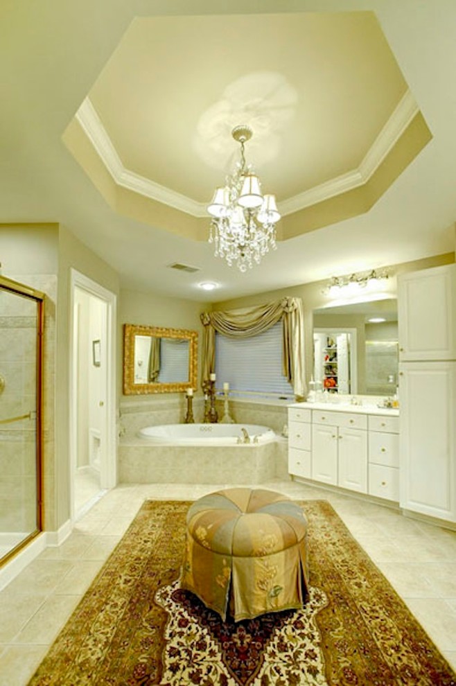 Idées déco pour une grande salle de bain principale classique avec un placard à porte plane, des portes de placard blanches, une baignoire d'angle, une douche à l'italienne, WC à poser, un mur beige et un sol en carrelage de céramique.