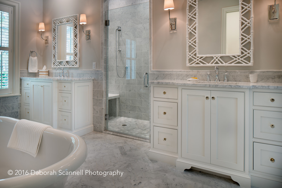 Inredning av ett shabby chic-inspirerat mycket stort en-suite badrum, med luckor med profilerade fronter, vita skåp, ett fristående badkar, en dusch i en alkov, grå kakel, stenkakel, marmorgolv, ett undermonterad handfat och marmorbänkskiva