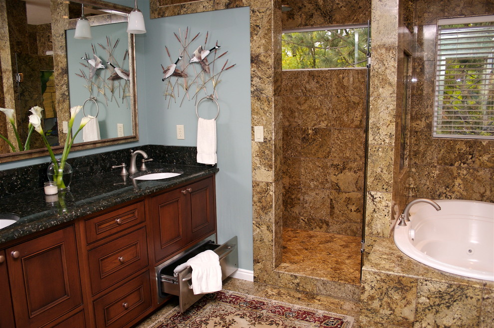 Стильный дизайн: главная ванная комната среднего размера в классическом стиле с фасадами с утопленной филенкой, ванной в нише, душем в нише, бежевой плиткой, каменной плиткой, синими стенами, полом из керамогранита, врезной раковиной, бежевым полом и душем с распашными дверями - последний тренд