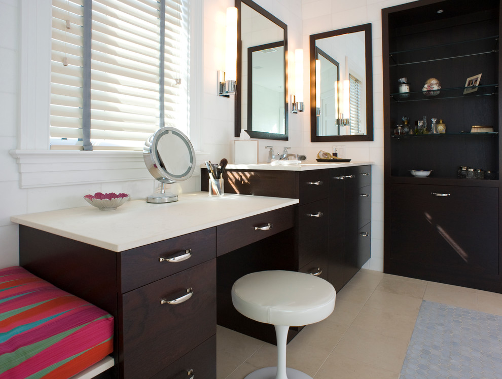 Idéer för ett mellanstort modernt en-suite badrum, med släta luckor, skåp i mörkt trä, vit kakel, porslinskakel, vita väggar, travertin golv, ett undermonterad handfat, marmorbänkskiva och beiget golv