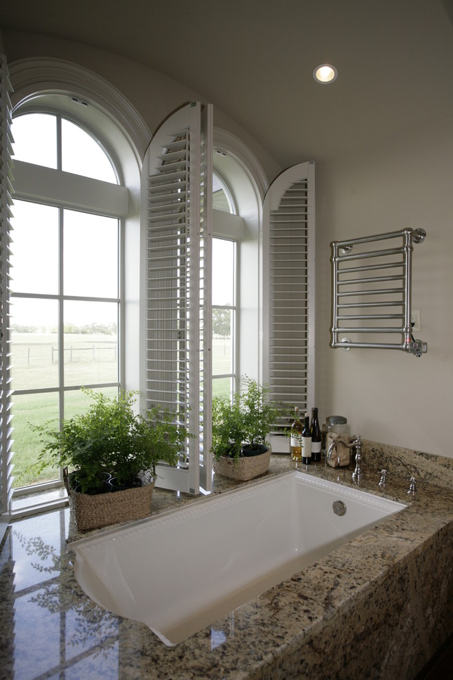 Стильный дизайн: ванная комната в классическом стиле с врезной раковиной, фасадами островного типа, белыми фасадами, душем в нише, бежевыми стенами и полом из мозаичной плитки - последний тренд
