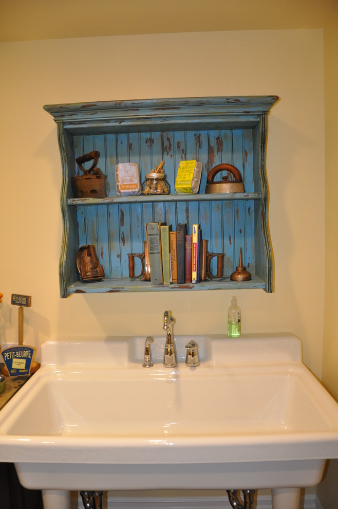 Example of a country bathroom design in Los Angeles