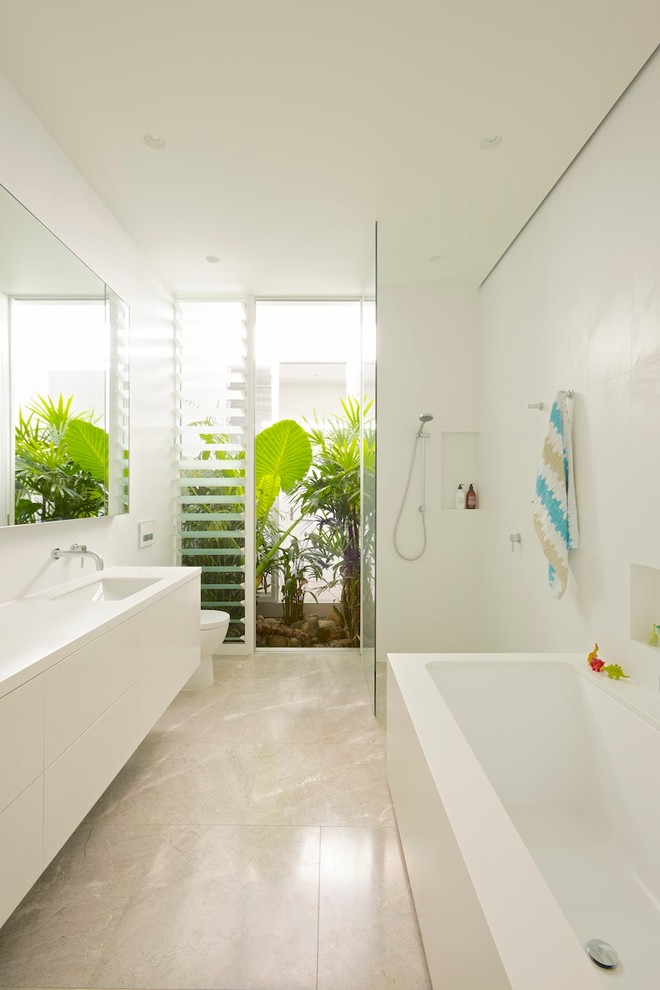 Foto på ett tropiskt badrum