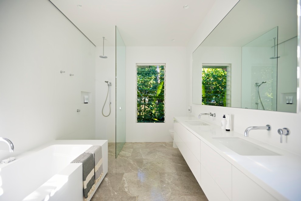 シドニーにあるトロピカルスタイルのおしゃれな浴室の写真
