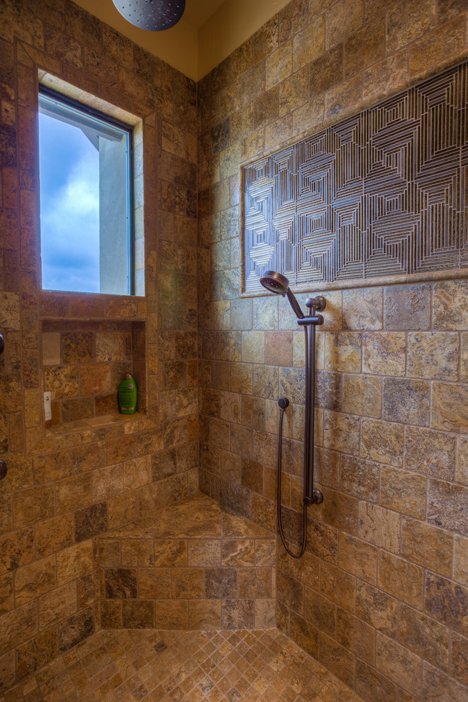Idee per una stanza da bagno padronale mediterranea con doccia aperta, piastrelle marroni, piastrelle di vetro e pavimento in travertino
