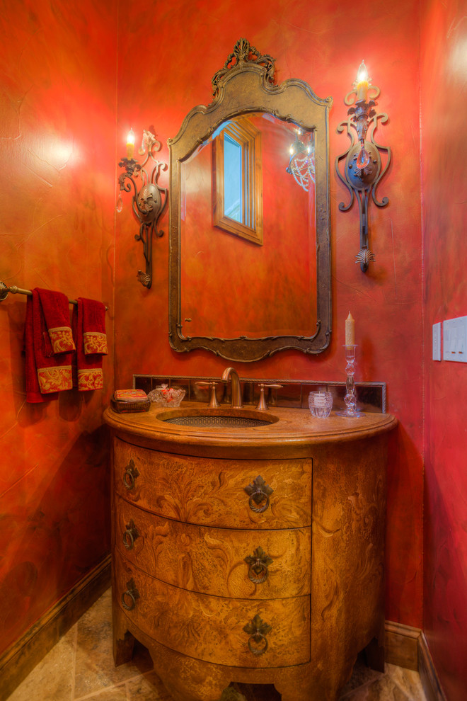 На фото: ванная комната в средиземноморском стиле с фасадами островного типа с