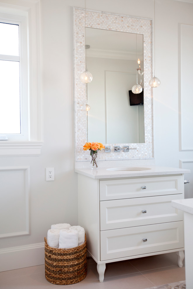 Inredning av ett klassiskt litet en-suite badrum, med vita skåp, ett undermonterad handfat, bänkskiva i kvarts, en dusch i en alkov, vit kakel, mosaik, vita väggar, klinkergolv i keramik och luckor med infälld panel