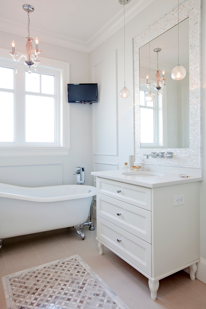 Bild på ett litet vintage en-suite badrum, med möbel-liknande, vita skåp, bänkskiva i kvarts och beige kakel