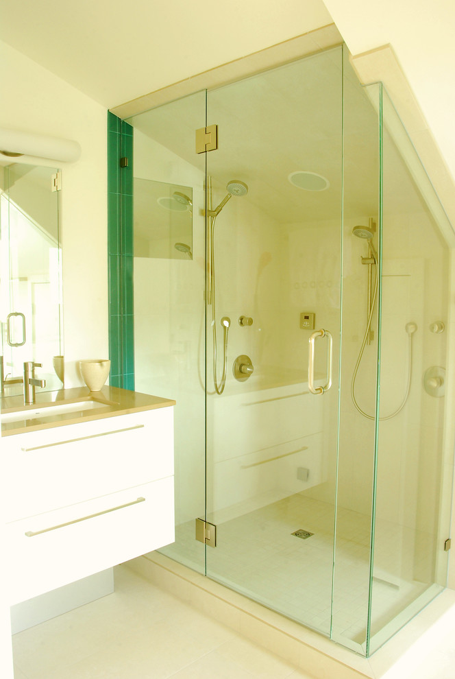 Exempel på ett mellanstort modernt en-suite badrum, med släta luckor, vita skåp, en hörndusch, en toalettstol med hel cisternkåpa, vit kakel, keramikplattor, vita väggar, klinkergolv i keramik, ett undermonterad handfat och bänkskiva i kvarts