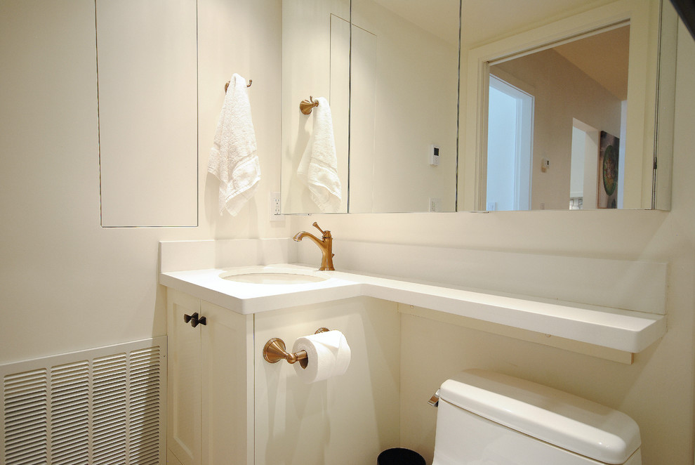 Inredning av ett modernt litet en-suite badrum, med ett undermonterad handfat, skåp i shakerstil, vita skåp, bänkskiva i kvarts, en öppen dusch, en toalettstol med separat cisternkåpa, vit kakel, keramikplattor, vita väggar och klinkergolv i porslin