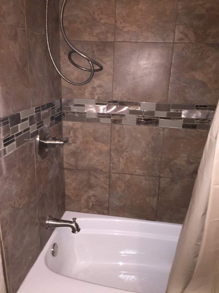 Idee per una stanza da bagno per bambini classica di medie dimensioni con vasca ad alcova, piastrelle marroni e piastrelle in gres porcellanato