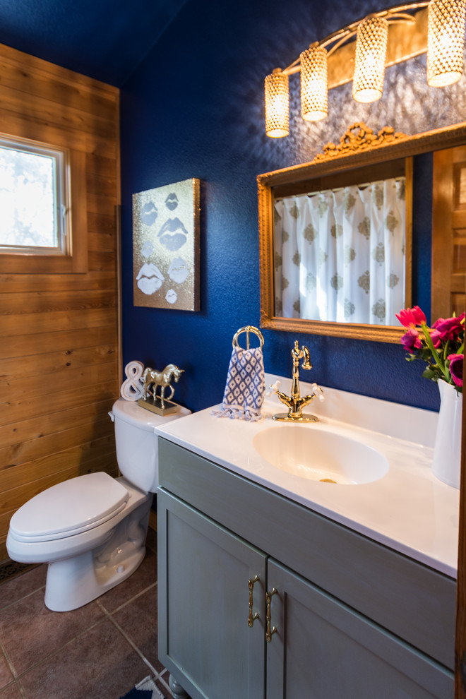 Idées déco pour une salle de bain classique de taille moyenne avec un placard à porte shaker, des portes de placard grises, WC à poser, un mur bleu, un lavabo intégré et un plan de toilette en marbre.