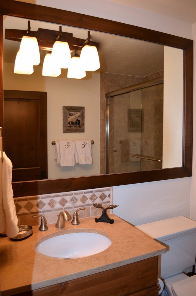 Exempel på ett litet rustikt badrum, med ett undermonterad handfat, skåp i mörkt trä, beige kakel, mosaik och vita väggar
