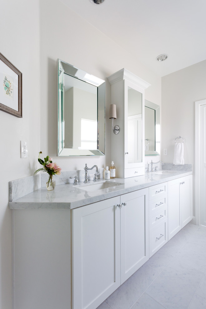 Imagen de cuarto de baño principal tradicional renovado grande con puertas de armario blancas, paredes blancas, suelo de mármol, lavabo encastrado, encimera de mármol, suelo blanco y armarios estilo shaker
