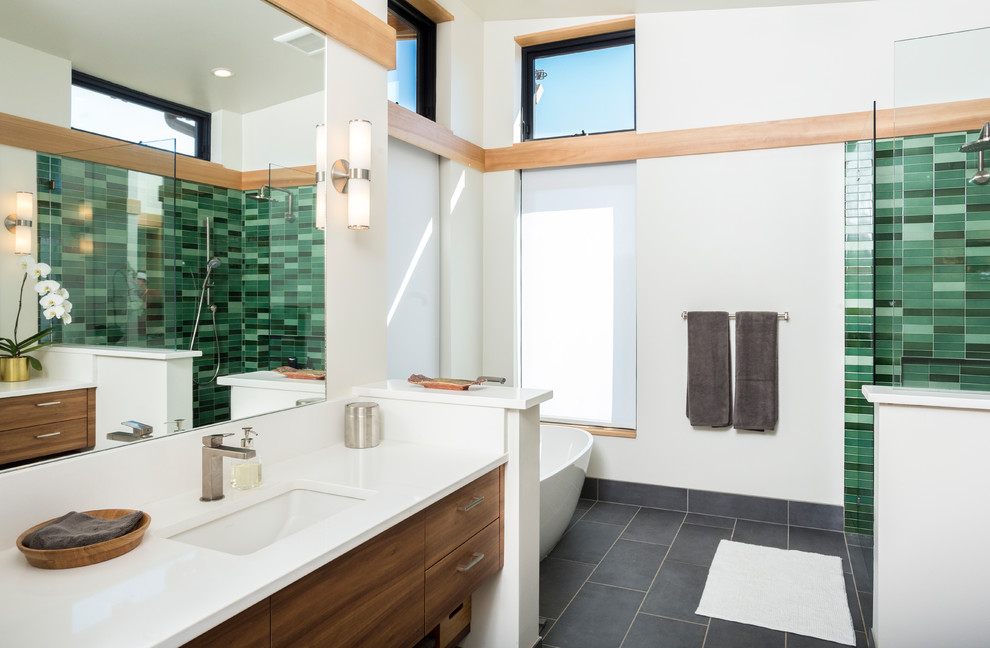 Idee per una stanza da bagno contemporanea con ante lisce, ante in legno scuro, vasca freestanding, doccia a filo pavimento, piastrelle verdi, pareti bianche, lavabo sottopiano, pavimento grigio e top bianco