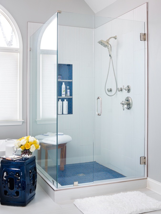 Idéer för att renovera ett mellanstort vintage en-suite badrum, med luckor med upphöjd panel, grå skåp, ett fristående badkar, en hörndusch, vita väggar, ett undermonterad handfat, marmorbänkskiva, vit kakel, porslinskakel, klinkergolv i porslin, vitt golv och dusch med gångjärnsdörr