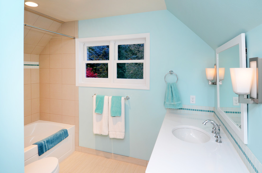 Exempel på ett mellanstort klassiskt badrum med dusch, med ett badkar i en alkov, en dusch/badkar-kombination, en toalettstol med separat cisternkåpa, blå kakel, vit kakel, keramikplattor, blå väggar, vinylgolv, ett undermonterad handfat, bänkskiva i akrylsten, brunt golv och dusch med duschdraperi