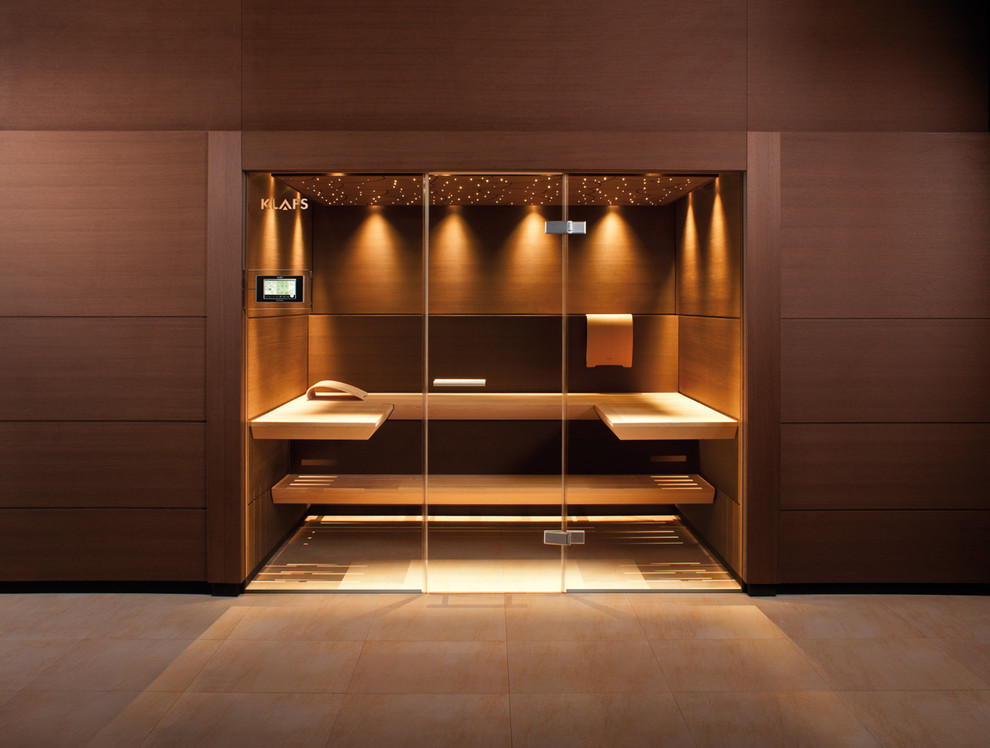 Идея дизайна: большая баня и сауна в современном стиле с бежевой плиткой, коричневыми стенами, полом из керамогранита и бежевым полом