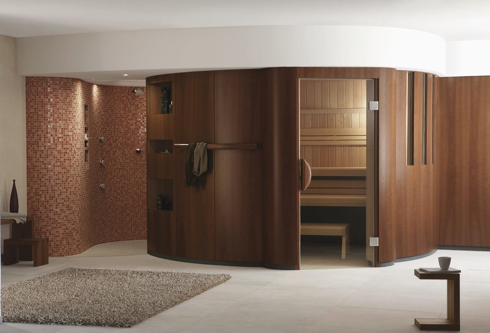 Modelo de sauna contemporánea grande con ducha abierta, baldosas y/o azulejos multicolor, baldosas y/o azulejos en mosaico, paredes marrones, suelo de baldosas de porcelana, suelo blanco y ducha abierta