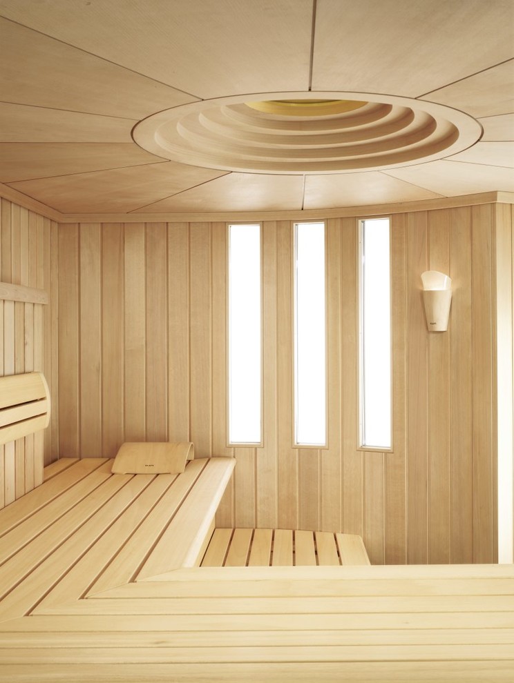 Foto de sauna contemporánea de tamaño medio con paredes beige, suelo de madera clara y suelo beige
