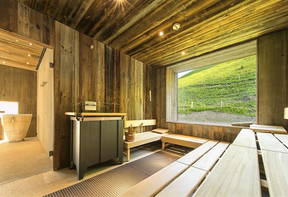Esempio di una grande sauna stile rurale con pareti marroni e pavimento in travertino