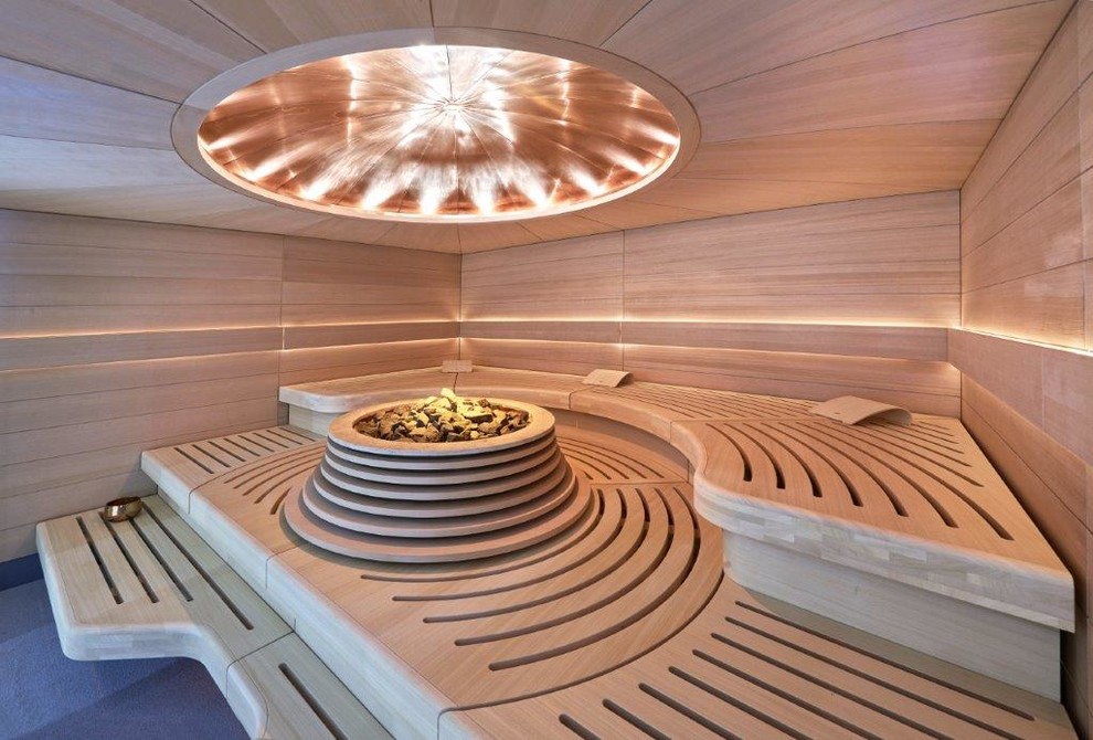 Ejemplo de sauna contemporánea de tamaño medio con armarios con paneles lisos, puertas de armario de madera clara, baldosas y/o azulejos de cerámica y suelo de baldosas de porcelana