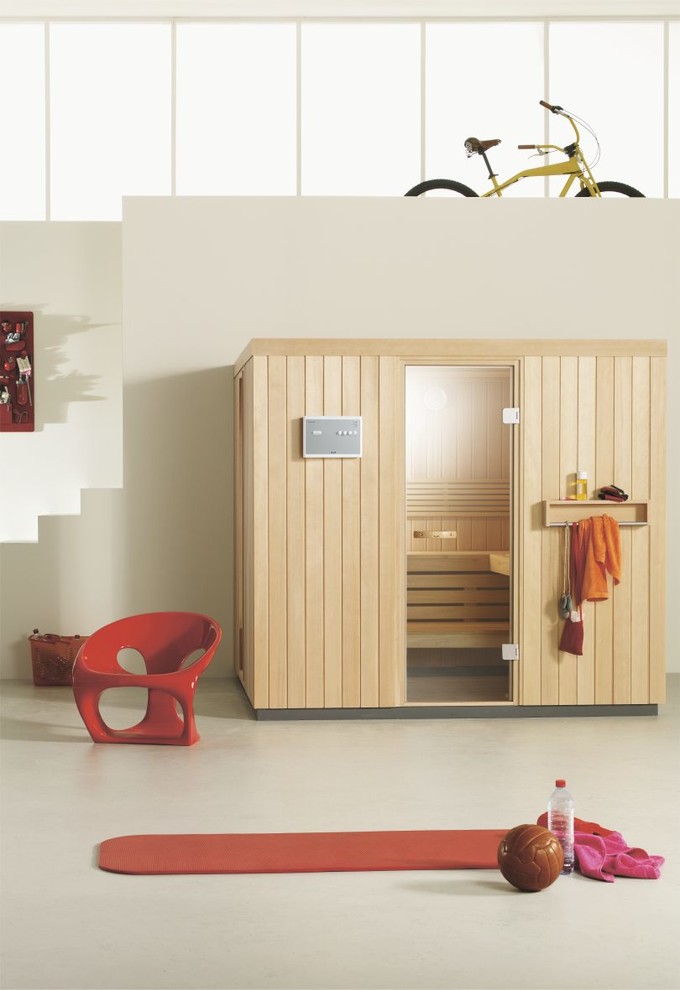 Modelo de sauna minimalista de tamaño medio con paredes beige, suelo de linóleo y suelo blanco