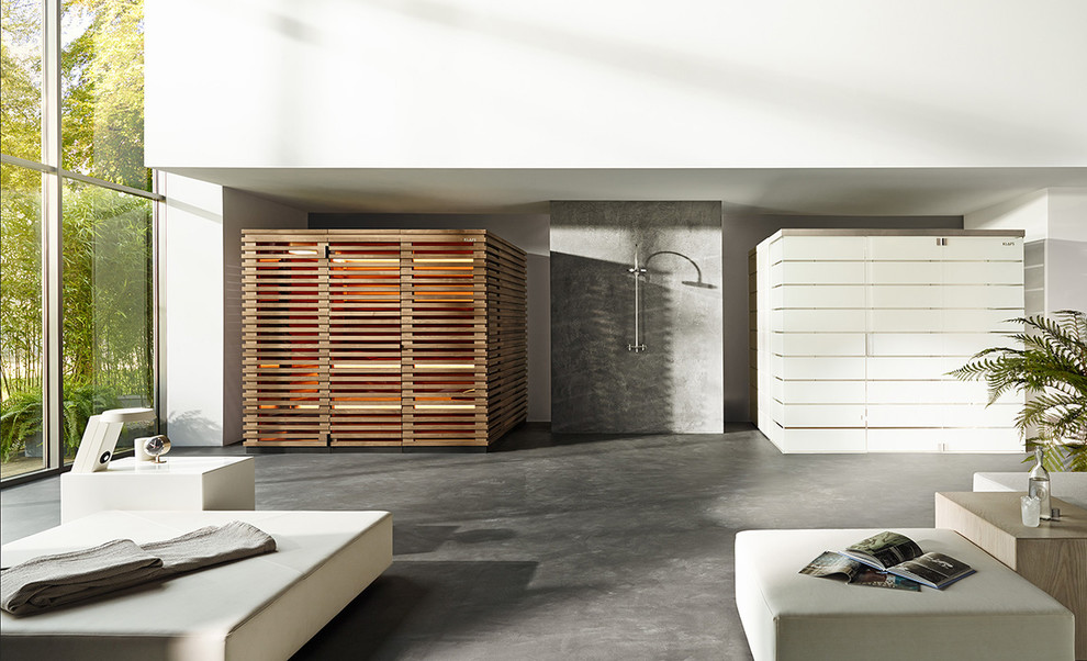 Ejemplo de sauna actual extra grande con ducha abierta, baldosas y/o azulejos grises, paredes grises, suelo de cemento, suelo gris y ducha abierta