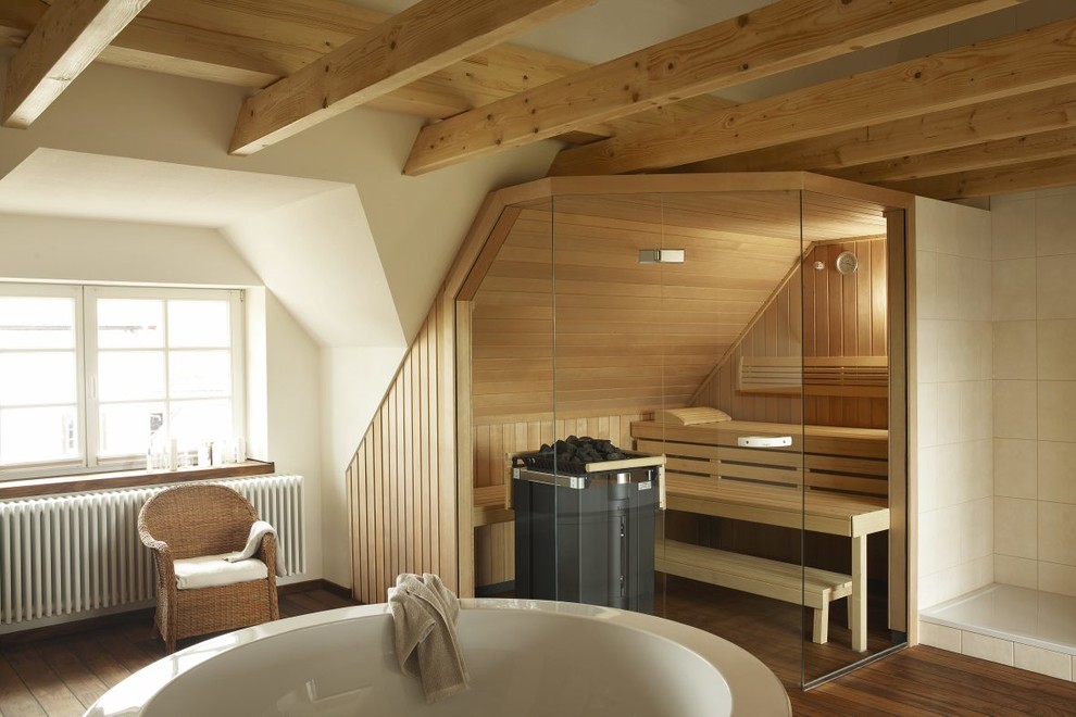 Ispirazione per una grande sauna moderna con vasca da incasso, zona vasca/doccia separata, piastrelle beige, piastrelle in travertino, pareti beige, parquet scuro, pavimento marrone e doccia aperta